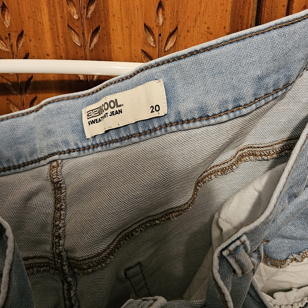 Soft sweat pant jeans. 32 degree brand. Worn only a couple times. Too big.